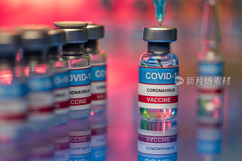 关闭小瓶和注射器- Covid-19疫苗研究